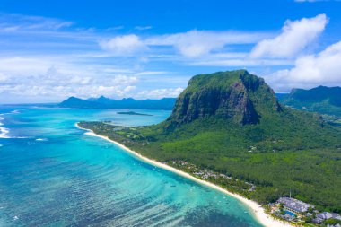 UNESCO 'nun dünya mirası bölgesi Le Morne Brabant' ın hava manzarası. Mauritius adasının mercan kayalığı. panorama sualtı şelalesi