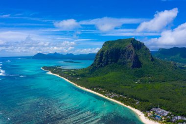 UNESCO 'nun dünya mirası bölgesi Le Morne Brabant' ın hava manzarası. Mauritius adasının mercan kayalığı. panorama sualtı şelalesi