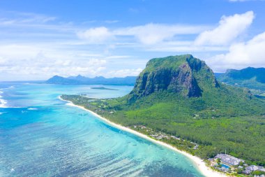 UNESCO 'nun dünya mirası bölgesi Le Morne Brabant' ın hava manzarası. Mauritius adasının mercan kayalığı. panorama sualtı şelalesi