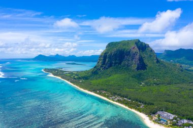 UNESCO 'nun dünya mirası bölgesi Le Morne Brabant' ın hava manzarası. Mauritius adasının mercan kayalığı. panorama sualtı şelalesi