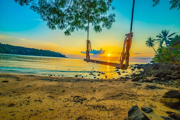 Vacker Solnedgång Över Stranden Med Kokospalm Och Hängande Woodden Swing — Stockfoto
