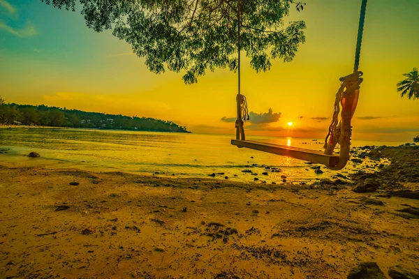 Vacker Solnedgång Över Stranden Med Kokospalm Och Hängande Woodden Swing — Stockfoto