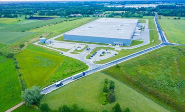 Malzeme deposunun havadan görüntüsü. Sanayi bölgesindeki lojistik merkezi yukarıdan. Lojistik merkezde yüklenen kamyonların hava görüntüsü