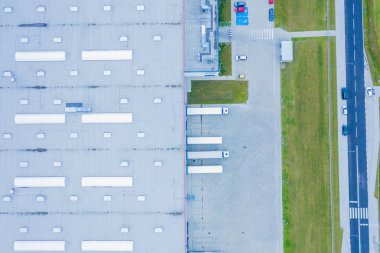 Endüstriyel Depo 'nun Hava Çekimi. Birçok kamyonun yarı karavan yüklediği rıhtım..