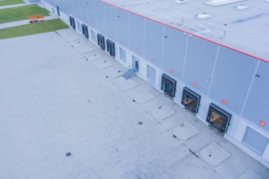Bir depoda yükleme rıhtımı. Modern lojistik merkezi. Bir dağıtım merkezinin yanaşma istasyonları