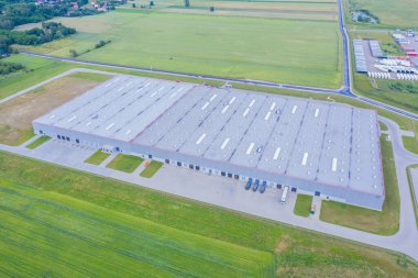 Birçok kamyonun mal indirdiği Endüstriyel Yükleme Alanının Hava Çekimi.