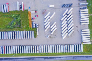 Beyaz kargo karavanının hava manzaralı park yeri, karavan sırası. Teslimat, lojistik.