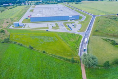 Malzeme deposunun havadan görüntüsü. Sanayi bölgesindeki lojistik merkezi yukarıdan. Lojistik merkezde yüklenen kamyonların hava görüntüsü