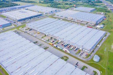 Depolu büyük lojistik parkının havadan görüntüsü. Merkez, birçok yarı karavan kamyonu yüklüyor..