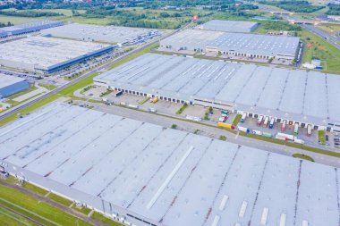 Depolu büyük lojistik parkının havadan görüntüsü. Merkez, birçok yarı karavan kamyonu yüklüyor..