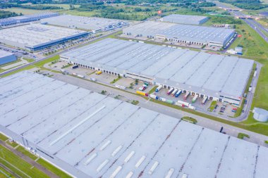 Depolu büyük lojistik parkının havadan görüntüsü. Merkez, birçok yarı karavan kamyonu yüklüyor..