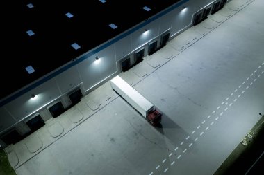 Dağıtım merkezine gece hava aracı görüntüsü. Lojistik ve ulaşım kavramı