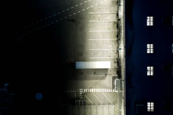 Ночной Воздушный Обзор Разгрузки Грузовиков Логистическом Центре Логистический Центр Промышленной — стоковое фото