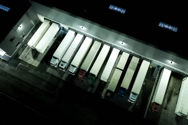 Ночной Современный Логистический Центр Белый Фургон Трейлеры Стоят Рампе Вид — стоковое фото