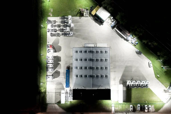 창고의 위에서 지역의 센터입니다 로지스틱 센터에서 화물을 트럭들을 공중에서 수있습니다 — 스톡 사진