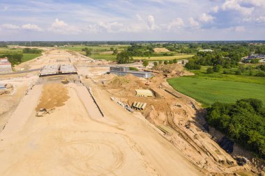 Yeni yol inşaatının hava manzarası. Varşova Wilanow