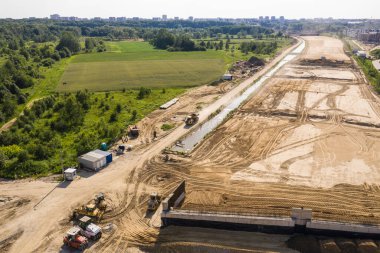 Yeni yol inşaatının hava manzarası. Varşova Wilanow