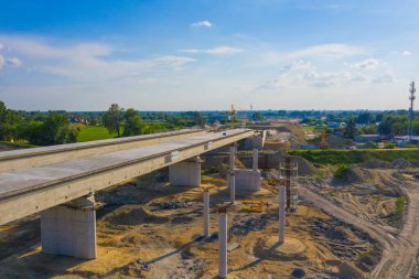 Otoyol köprüsünün havadan görüntüsü. Polonya Varşova, Wilanow. S2 yolu