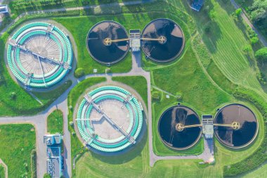 Modern endüstriyel atık arıtma tesisinin havadan görünüşü