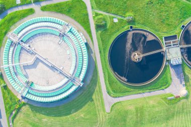 Modern endüstriyel atık arıtma tesisinin havadan görünüşü