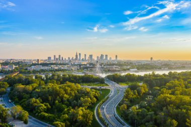 Modern Varşova şehrinin merkezine güzel panoramik hava aracı görüntüsü ışınlarında gökdelenlerin siluetleri var.