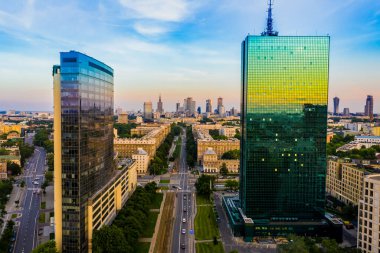 Modern Varşova şehrinin merkezine güzel panoramik hava aracı görüntüsü ışınlarında gökdelenlerin siluetleri var.