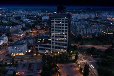 Güzel bir akşam panoramik hava aracı gökdelenleri olan modern Varşova şehrinin merkezine bakıyor.