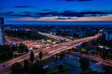 Güzel bir akşam panoramik hava aracı gökdelenleri olan modern Varşova şehrinin merkezine bakıyor.