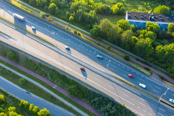 Luftaufnahme Eines Autos Das Auf Einer Landstraße Durch Den Wald — Stockfoto