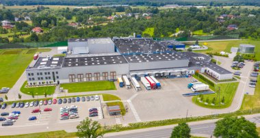 Malzeme deposunun havadan görüntüsü. Sanayi bölgesindeki lojistik merkezi yukarıdan. Lojistik merkezde yüklenen kamyonların hava görüntüsü