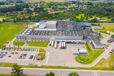 Malzeme deposunun havadan görüntüsü. Sanayi bölgesindeki lojistik merkezi yukarıdan. Lojistik merkezde yüklenen kamyonların hava görüntüsü