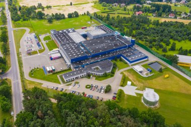 Malzeme deposunun havadan görüntüsü. Sanayi bölgesindeki lojistik merkezi yukarıdan. Lojistik merkezde yüklenen kamyonların hava görüntüsü