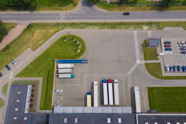 Birçok kamyonun ticari mal yüklediği Endüstriyel Depo Alanının Hava Çekimi.