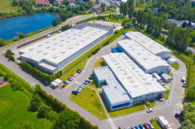 Malzeme deposunun havadan görüntüsü. Sanayi bölgesindeki lojistik merkezi yukarıdan. Lojistik merkezde yüklenen kamyonların hava görüntüsü