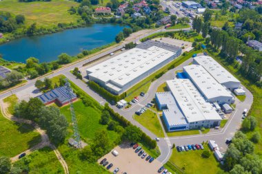 Malzeme deposunun havadan görüntüsü. Sanayi bölgesindeki lojistik merkezi yukarıdan. Lojistik merkezde yüklenen kamyonların hava görüntüsü