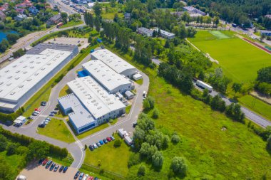 Malzeme deposunun havadan görüntüsü. Sanayi bölgesindeki lojistik merkezi yukarıdan. Lojistik merkezde yüklenen kamyonların hava görüntüsü