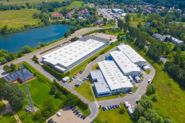 Malzeme deposunun havadan görüntüsü. Sanayi bölgesindeki lojistik merkezi yukarıdan. Lojistik merkezde yüklenen kamyonların hava görüntüsü