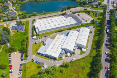 Malzeme deposunun havadan görüntüsü. Sanayi bölgesindeki lojistik merkezi yukarıdan. Lojistik merkezde yüklenen kamyonların hava görüntüsü