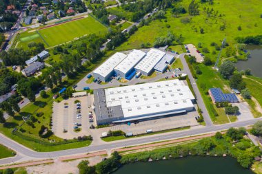 Malzeme deposunun havadan görüntüsü. Sanayi bölgesindeki lojistik merkezi yukarıdan. Lojistik merkezde yüklenen kamyonların hava görüntüsü. İnsansız hava aracından görüntüle.