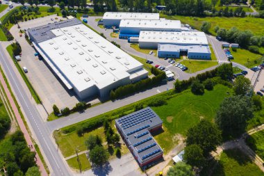 Kamyonlarda ve lojistik merkezde hava aracı. Depo anteninden. Modern lojistik merkezi, beyaz minibüs ve karavan rampası. 