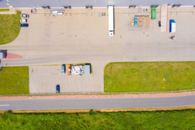 Depolu büyük lojistik parkının havadan görüntüsü. Merkez, birçok yarı karavan kamyonu yüklüyor..