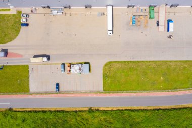 Depolu büyük lojistik parkının havadan görüntüsü. Merkez, birçok yarı karavan kamyonu yüklüyor..