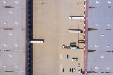 Depolu büyük lojistik parkının havadan görüntüsü. Merkez, birçok yarı karavan kamyonu yüklüyor..