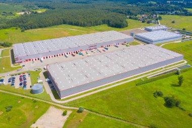 Depolu büyük lojistik parkının havadan görüntüsü. Merkez, birçok yarı karavan kamyonu yüklüyor..