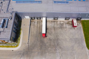 Dağıtım merkezinin hava görüntüsü, endüstriyel lojistik bölgenin insansız hava aracı fotoğrafları..