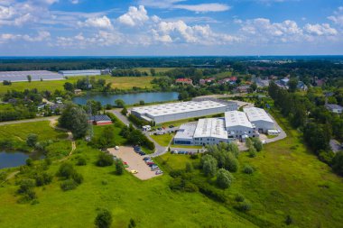 Malzeme deposunun havadan görüntüsü. Sanayi bölgesindeki lojistik merkezi yukarıdan. Lojistik merkezde yüklenen kamyonların hava görüntüsü