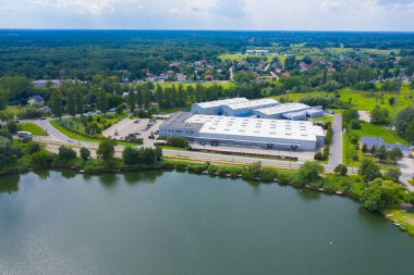 Malzeme deposunun havadan görüntüsü. Sanayi bölgesindeki lojistik merkezi yukarıdan. Lojistik merkezde yüklenen kamyonların hava görüntüsü. İnsansız hava aracından görüntüle