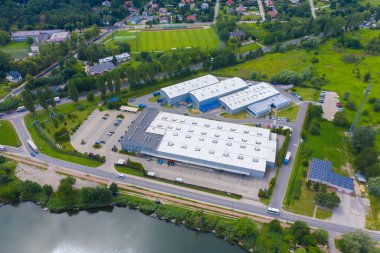 Malzeme deposunun havadan görüntüsü. Sanayi bölgesindeki lojistik merkezi yukarıdan. Lojistik merkezde yüklenen kamyonların hava görüntüsü. İnsansız hava aracından görüntüle