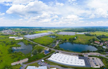 Çatıda güneş panelleri ve birçok kamyonla Endüstriyel Depolama Alanının Havadan Üst Görünümü.