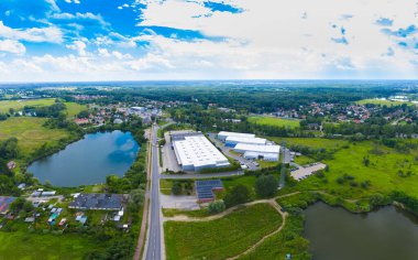 Çatıda güneş panelleri ve birçok kamyonla Endüstriyel Depolama Alanının Havadan Üst Görünümü.